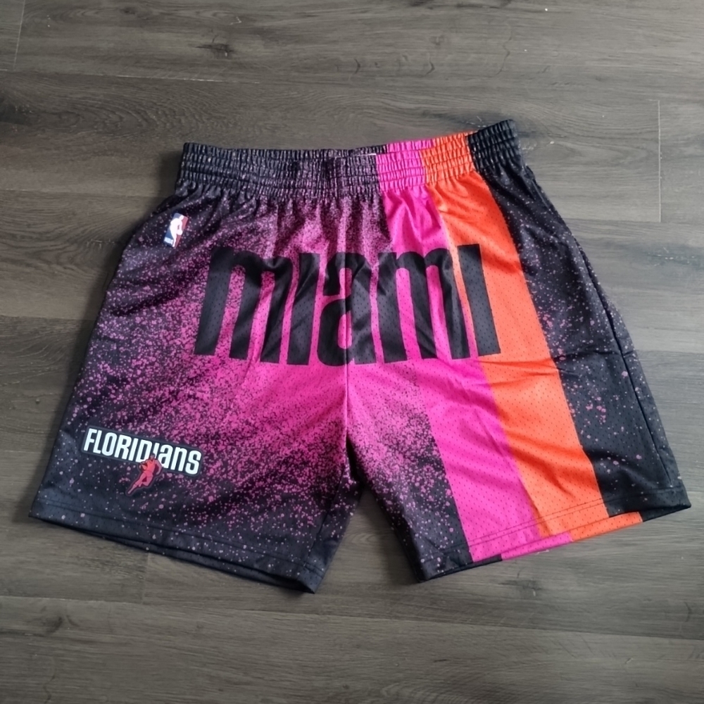 2XL Mitchell & Ness Miami Heat 2005 Gradient Basketball Swingman Shorts XXL
